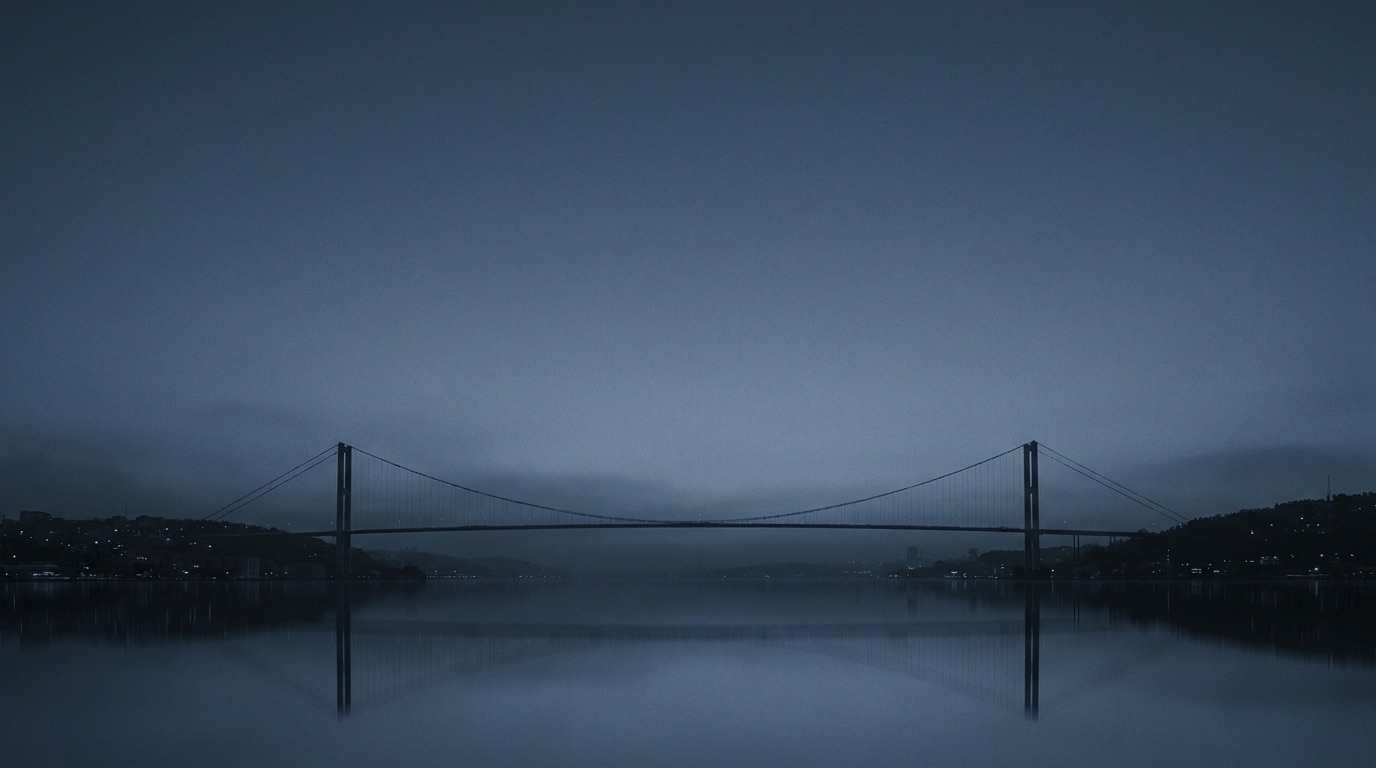 Hängebrücke verbindet zwei Ufer im abendlichen Dunst